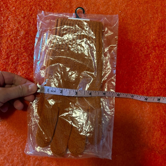 Anya Hindmarch Uniqlo collab orange touch of wool heattech knitted gloves NWT - Picture 6 of 6